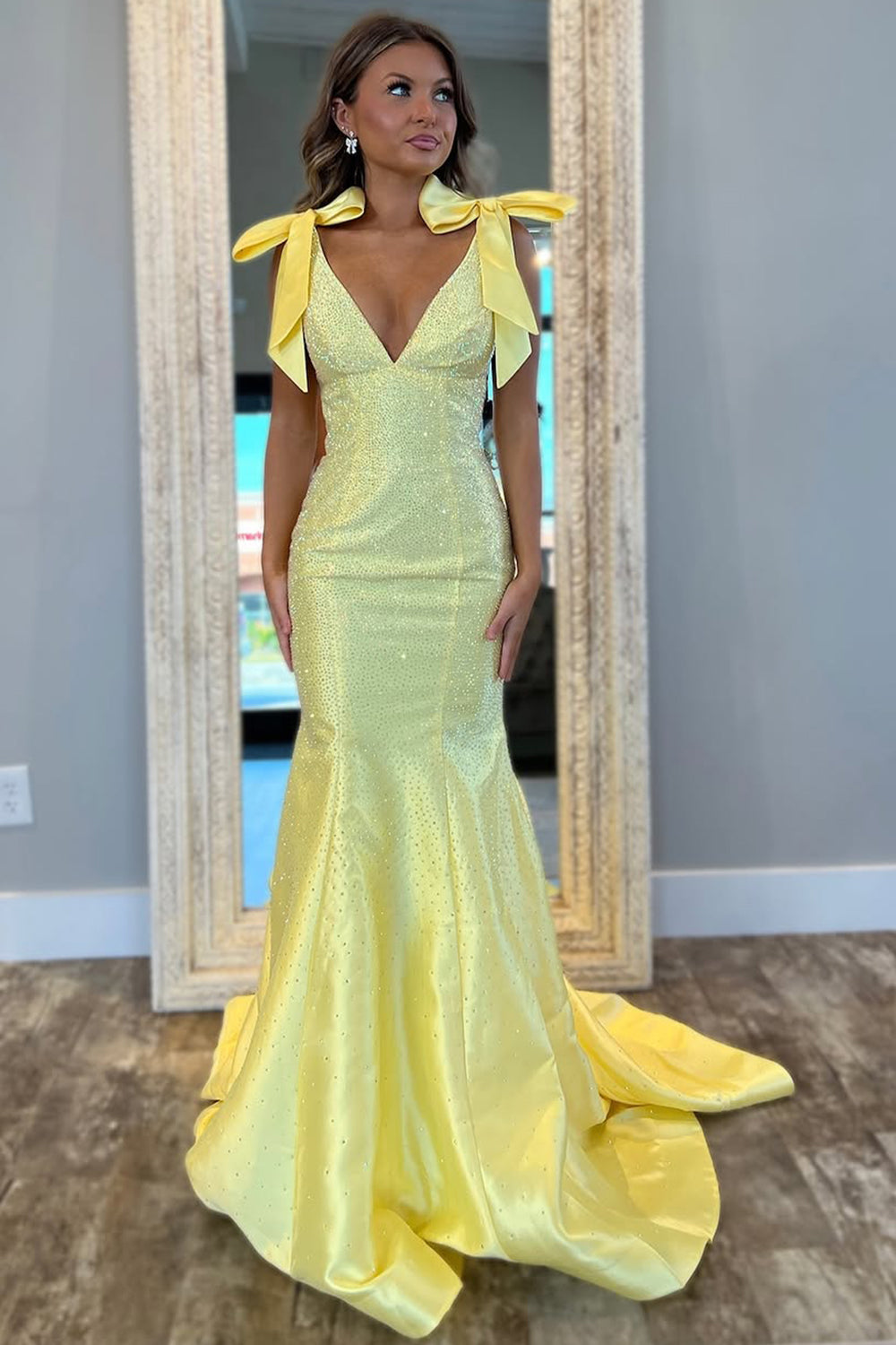 Stunning Yellow Mermaid V-Neck Long Beaded Prom Dress with Bowknot